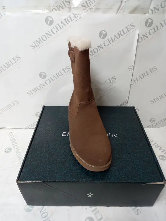 BOXED PAIR OF EMU ELECTRA WATERPROOF SUEDE BOOTS IN OAK/CHENE - SIZE W8/M8