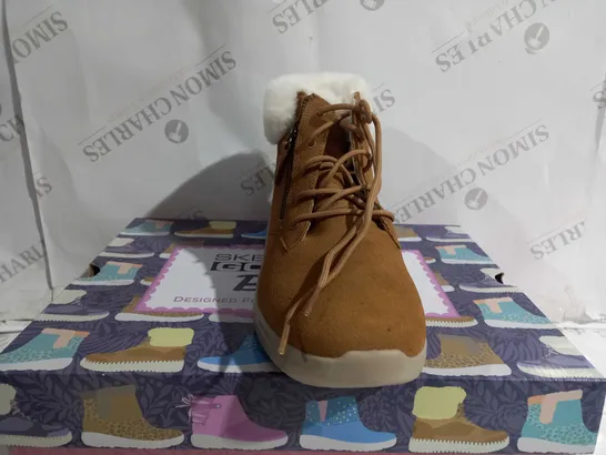 SKETCHERS LACE UP CHUG BOOT SIZE 6