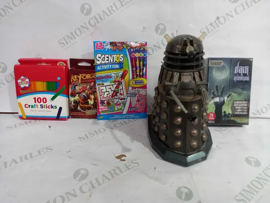 BOX OF APPROX 20 ASSORTED TOYS TO INCLUDE - KIDS CREATE 100 CRAFTS STICKS - ON THE GO SCENTOS ACTIVITY FUN - WESCO DALEKS ECT