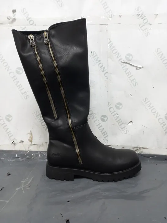 BOXED PAIR OF BLOWFISH MALIBU KNEE-HIGH BOOTS IN BLACK SIZE 7