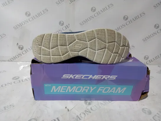 BOXED PAIR OF SKECHERS TRAINERS IN NAVY UK SIZE 7