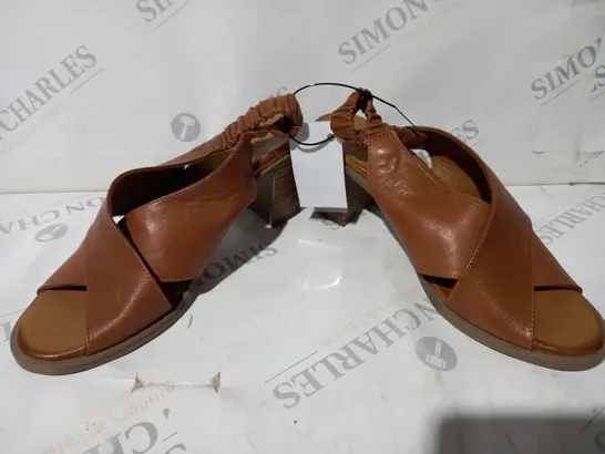 PAIR OF MODA IN PELLE LASSANDRA SANDALS IN TAN SIZE 6