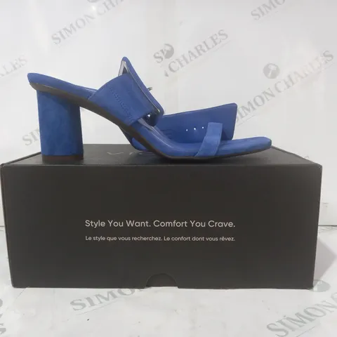 BOXED PAIR OF VIONIC OPEN TOE BLOCK HEEL SANDALS IN BLUE SIZE 6