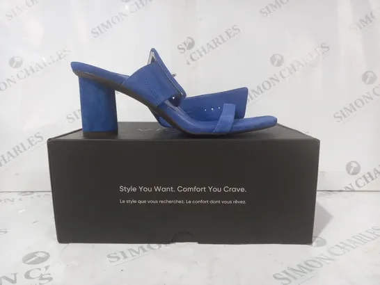 BOXED PAIR OF VIONIC OPEN TOE BLOCK HEEL SANDALS IN BLUE SIZE 6