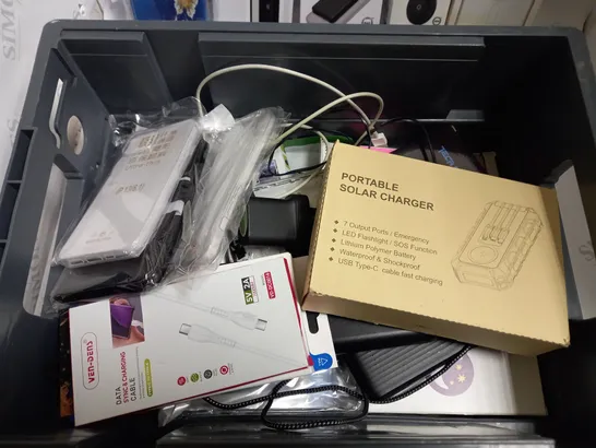 BOX OF APPROX 10 ITEMS TO INCLUDE QUAD LOCK WIRELESS CHARGER, ASSORTED PHONE CASES AND POWER BANK