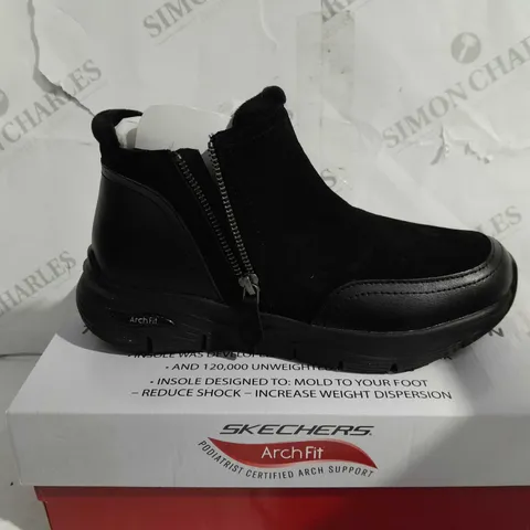 BOXED SKECHERS ARCH FIT SMOOTH ZIP BOOTS, BLACK - SIZE 4.5