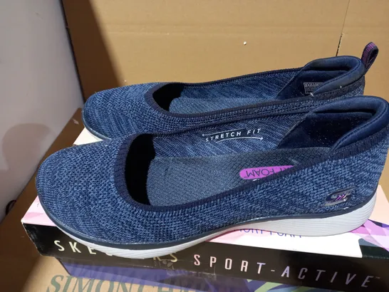 SIZE 5 SKETCHERS MICROBURST PUMP NAVY