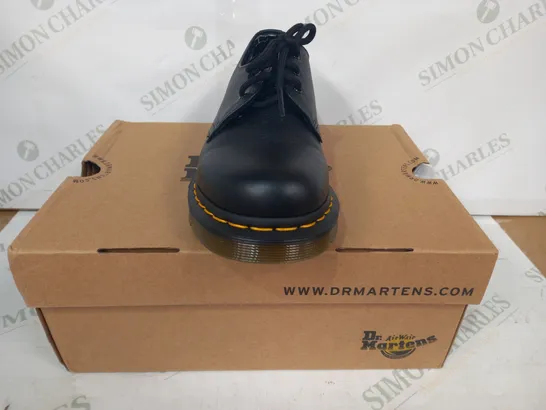 BOXED PAIR OF DR MARTENS LACE UP SHOES IN BLACK UK SIZE 5