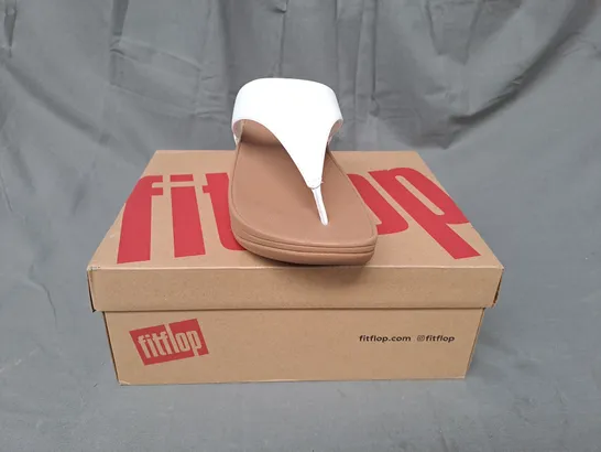 BOXED PAIR OF FITFLOP LULU LEATHER TOEPOST SANDALS IN WHITE UK SIZE 4.5