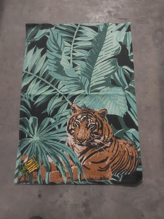 BAG TO CONTAIN APPROX 12 X TIGER PATTERN RUGS // SIZE: 60 X 90cm