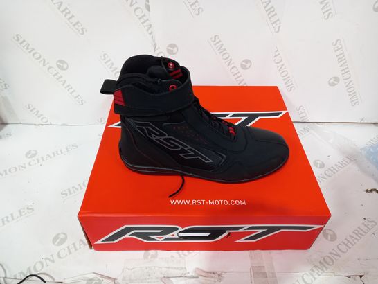 BOXED PAIR OF RST BLACK/RED MOTORCYCLE BOOTS SIZE 41