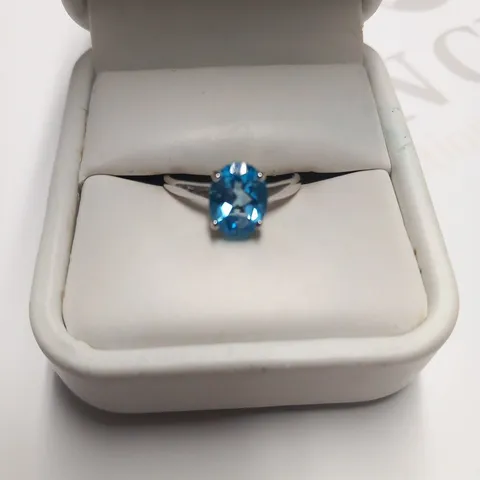 DESIGNER 9CT WHITE GOLD RING SET WITH AN OVAL CUT BLUE TOPAZ WEIGHING +1.89CT