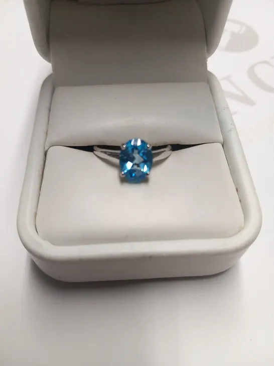 DESIGNER 9CT WHITE GOLD RING SET WITH AN OVAL CUT BLUE TOPAZ WEIGHING +1.89CT