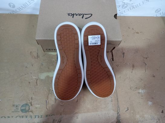 BOXED PAIR OF CLARKS SIZE 4D