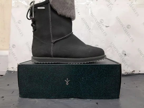 BOXED PAIR OF EMU AUSTRALIA BOOTS IN DARK GREY SIZE 7