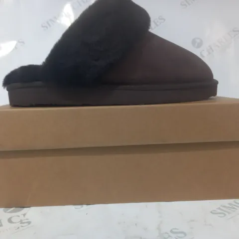 BOXED PAIR OF AUSTRALIA LUXE COLLECTIVE SLIPPERS IN BROWN UK SIZE 7
