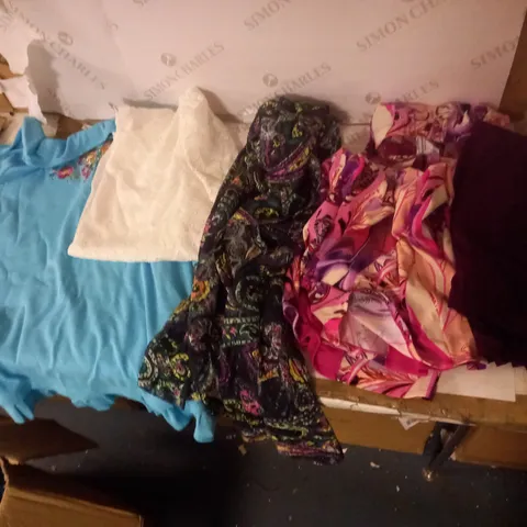 LOT OF APPROX 65 ASSORTED WOMENS CLOTHES TO INCLUDE DRESSES, BLOUSES, LEGGINGS ETC