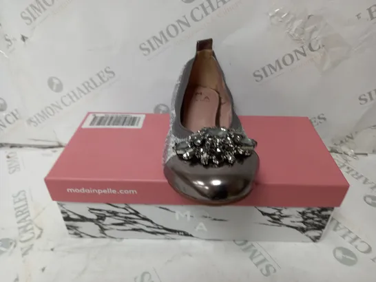 BOXED PAIR OF MODA IN PELLE FIZZI FAUX JEWEL TRIM BALLERINA SHOES, PEWTER/SNAKE, UK 7