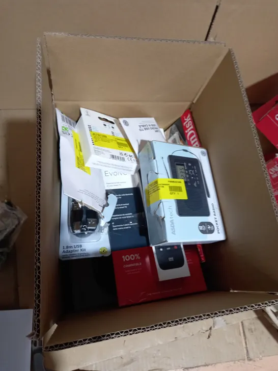 LOT OF APPROX 10 ASSORTED ELECTRICAL ITEMS TO INCLUDE TV REMOTE, SDXC CARD, MICRO USB ETC