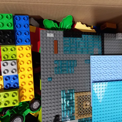 BOX OF ASSORTED TOY BRICKS FROM VARIOUS SETS