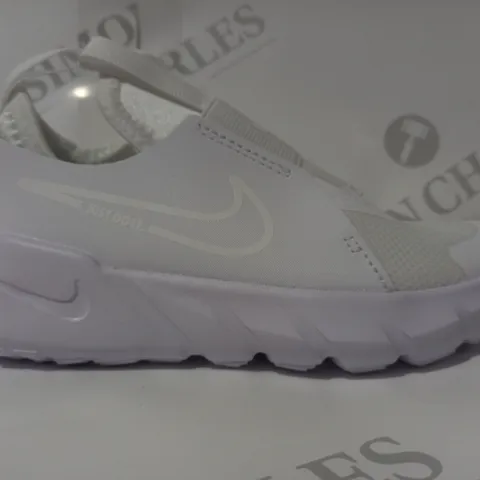 BOXED PAIR OF NIKE FLEX RUNNER 2 KIDS SHOES IN WHITE UK SIZE 12