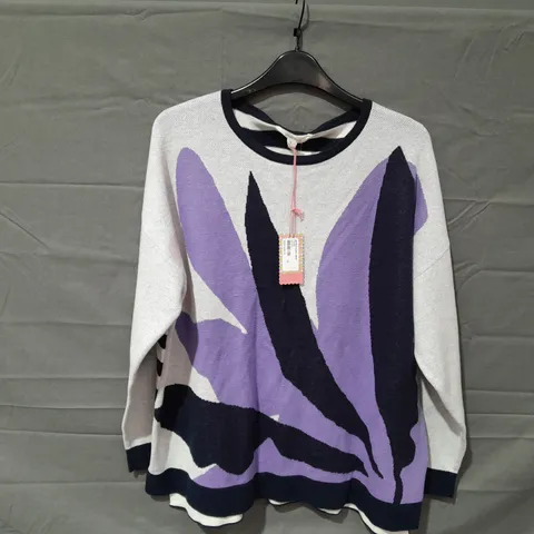 APPROXIMATELY 10 ASSORTED ITEMS OF WOMEN'S CLOTHING TO INCLUDE WHITE STUFF JUMPERS IN SIZES 14, 16, 22 