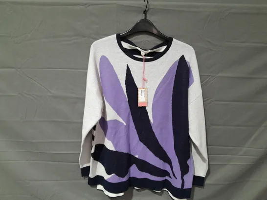 APPROXIMATELY 10 ASSORTED ITEMS OF WOMEN'S CLOTHING TO INCLUDE WHITE STUFF JUMPERS IN SIZES 14, 16, 22 