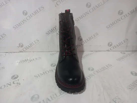BOXED PAIR OF BELLISSIMO ANKLE BOOTS IN BLACK/RED EU SIZE 40