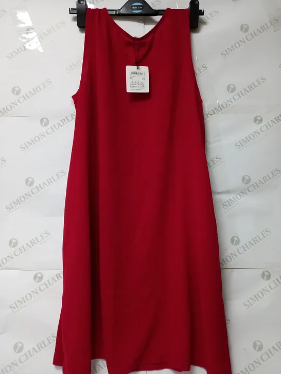 BOX OF APPROXIMATELY 20 ASSORTED DRESSES IN RED AND BLUE - SIZES VARY