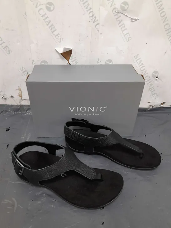 BOXED PAIR OF VIONIC BLACK SANDALS IN SIZE 7