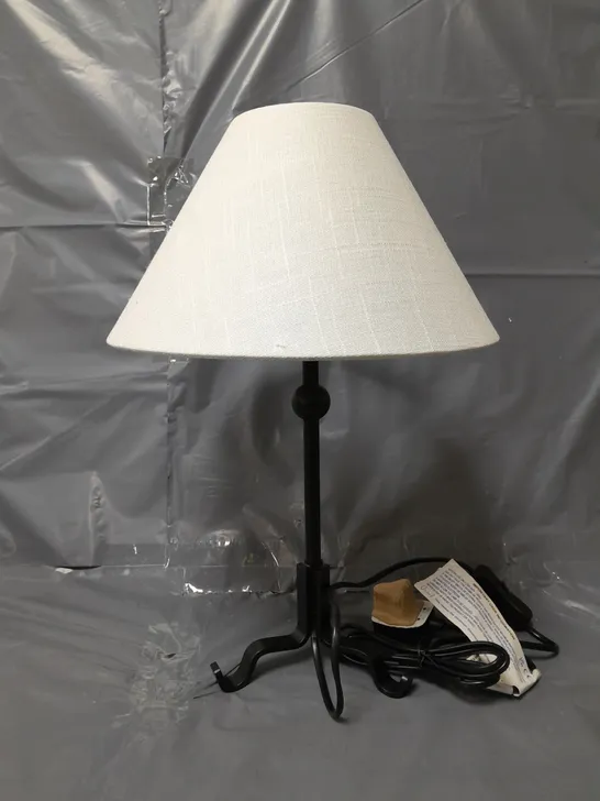 BOXED FARMHOUSE TABLE LAMP