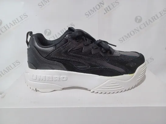 BOXED PAIR OF UMBRO EXERT MAX TRAINERS IN BLACK - 6