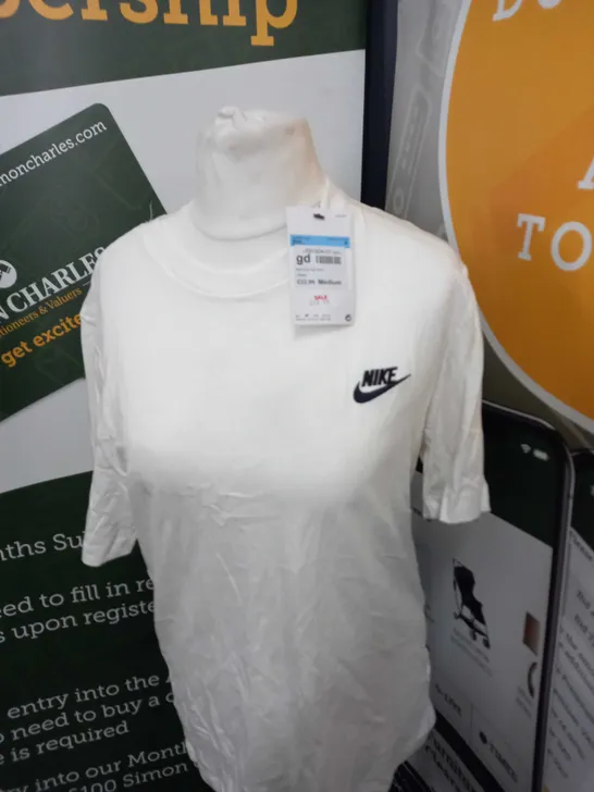 NIKE LOGO T-SHIRT SIZE M