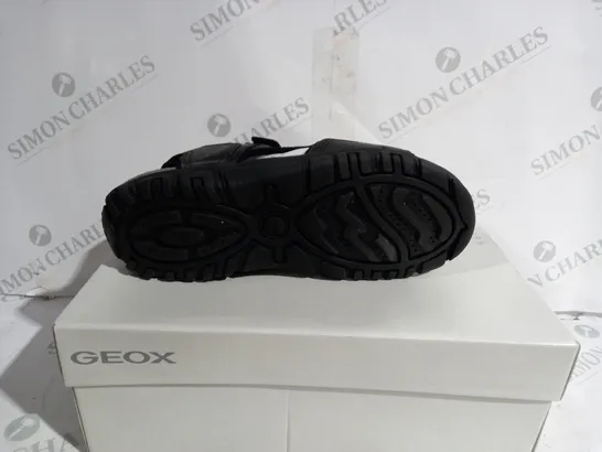 BOXED PAIR OF GEOX U4224 SANDAL SHOES IN BLACK - SIZE: UK 8