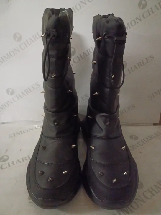 BOXED PAIR OF KOI THE RINGLEADER MEN'S SPIKED SNOW BOOTS SIZE 9