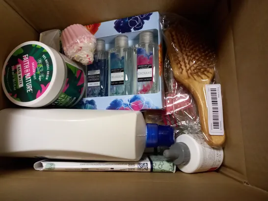 BOX OF APPROXIMATELY 20 ASSORTED COSMETICS TO INCLUDE 1000ML HEAD AND SHOULDERS, HAIRBRUSH, BODY MIST SET ETC