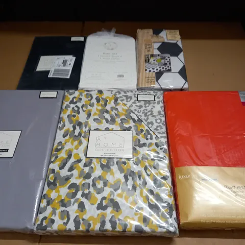 LOT OF 6 ASSORTED BEDDING SETS TO INCLUDE DUVET SETS AND FITTED SHEETS