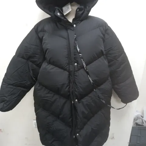 IN THE STYLE CURVE BLACK LONGLINE PUFFER - UK 22