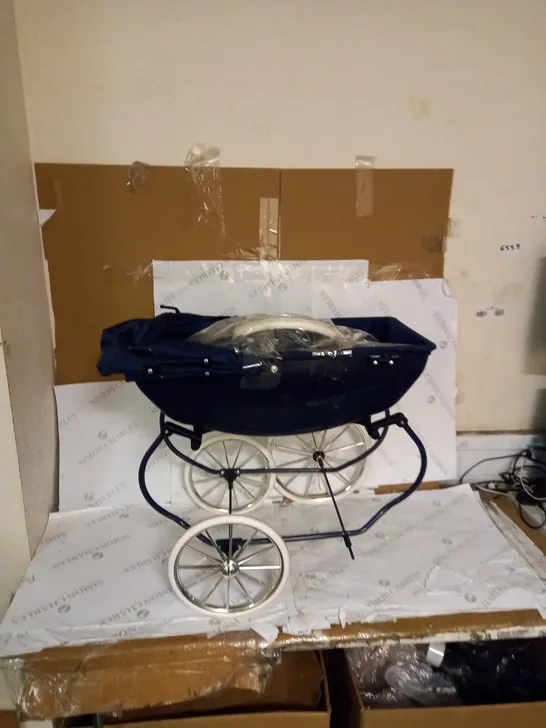 BELLA ROSA PREMIUM NAVY CARRIAGE DOLL PRAM  RRP £129.99