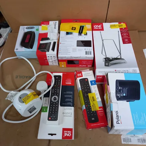 LOT OF APPROX 8 ASSORTED TECH ITEMS TO INCLUDE AERIALS, TV REMOTES, RADIOS ETC