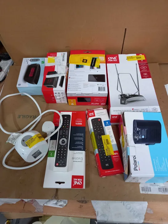 LOT OF APPROX 8 ASSORTED TECH ITEMS TO INCLUDE AERIALS, TV REMOTES, RADIOS ETC