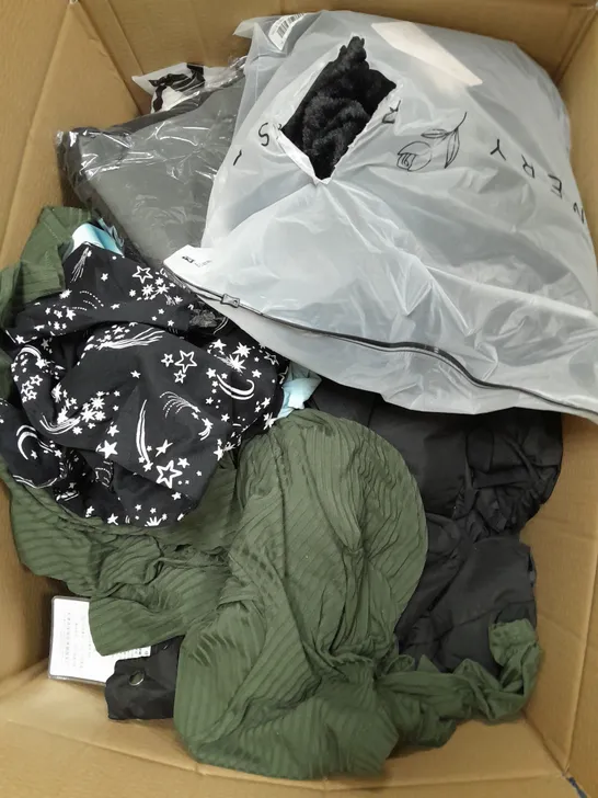 BOX OF APPROXIMATELY 25 ASSORTED CLOTHING ITEMS TO INCUDE - TROUSERS , TOPS , DRESS , BAG ETC