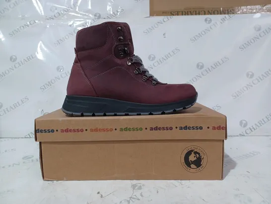 BOXED PAIR OF ADESSO AERA WATERPROOF BOOTS IN DRY ROSE COLOUR SIZE 7