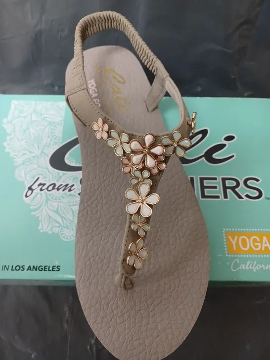 BOXED PAIR OF YOGA FOAM CALI SKECHERS SANDALS UK SIZE 7