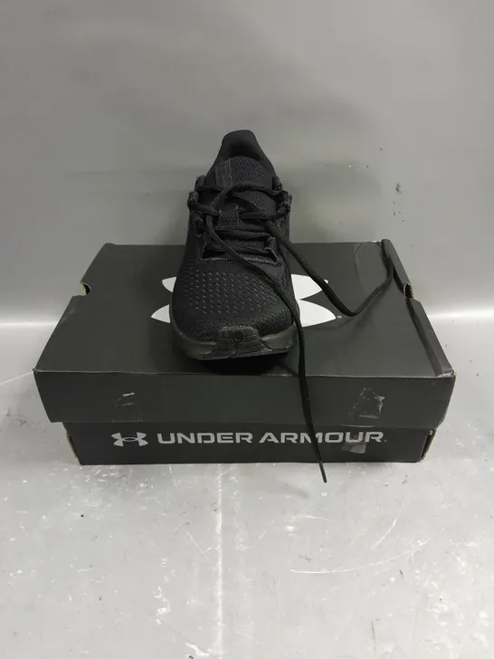 BOXED PAIR OF UNDER ARMOUR CHARGE PURSUIT TRAINERS IN BLACK - 5.5