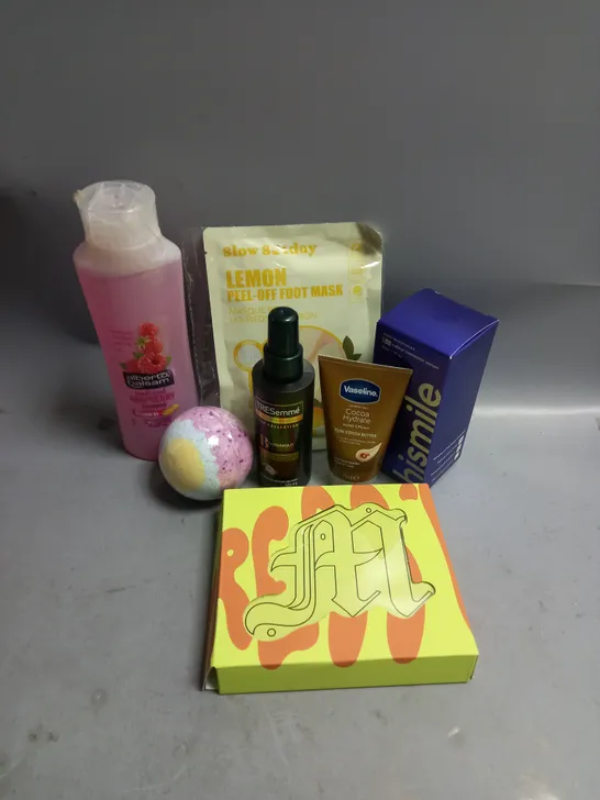 BOX OF APPROXIMATELY 20 COSMETIC ITEMS TO INCLUDE - HAIR CARE - BATH BOMBS - MADE BY MITCHELL BLUSHER ETC 