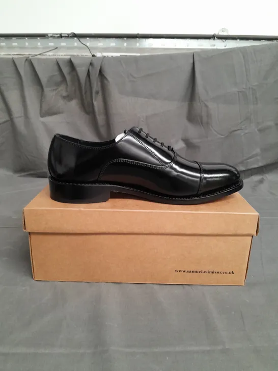 BOXED PAIR OF SAMUEL WINDSOR BLACK SMART SHOES SIZE 8