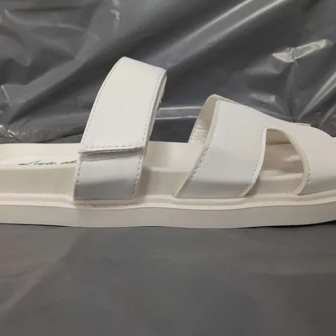 BOXED PAIR OF STYLE SHOES OPEN TOE FLAT FOOTBED SANDALS IN WHITE SIZE 7