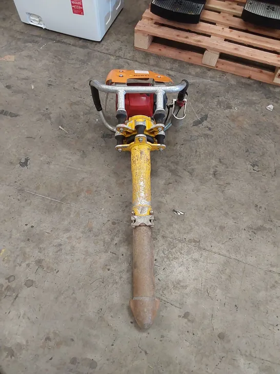 ROBEL 62.05 2 STROKE VERTICAL TAMPER - RAILWAY MAINTENANCE TOOL