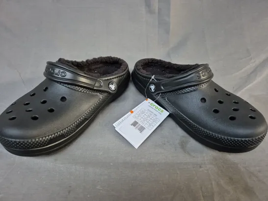 PAIR OF CROCS CLASSIC LINED CLOGS IN BLACK UK SIZE M5/W6